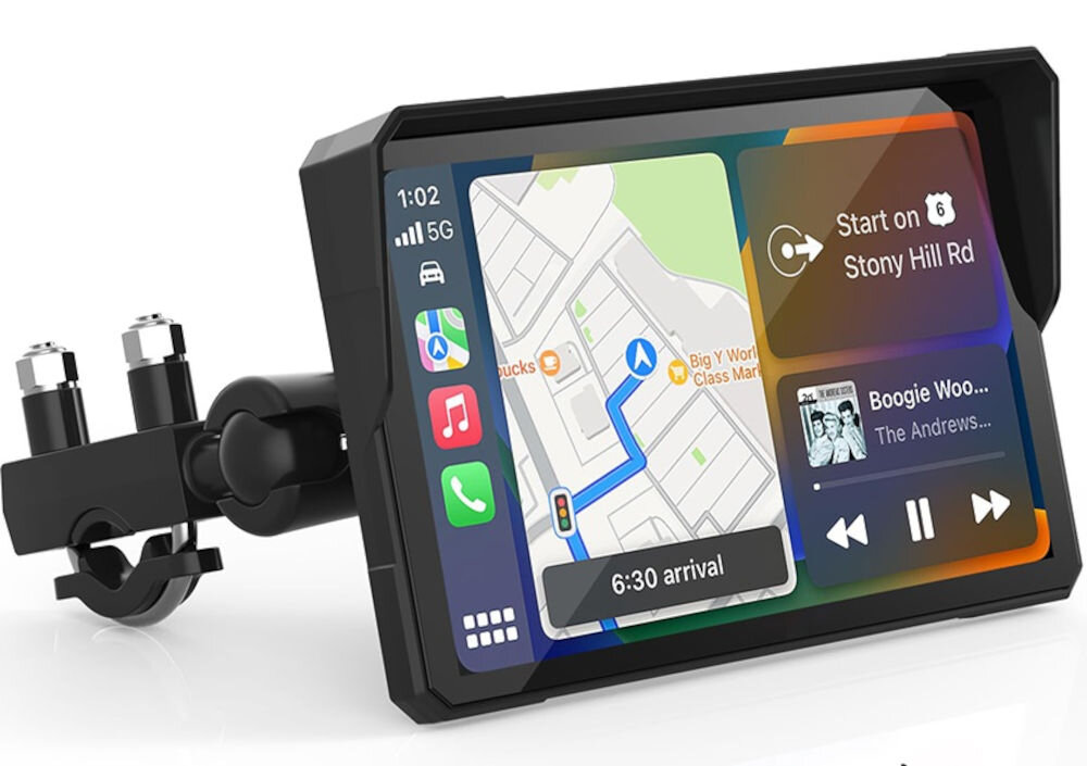 Tablet motor XENSO X7 bezprzewodowy CarPlay Android Auto ekran 7 cali, tablet po skosie na jasnym tle