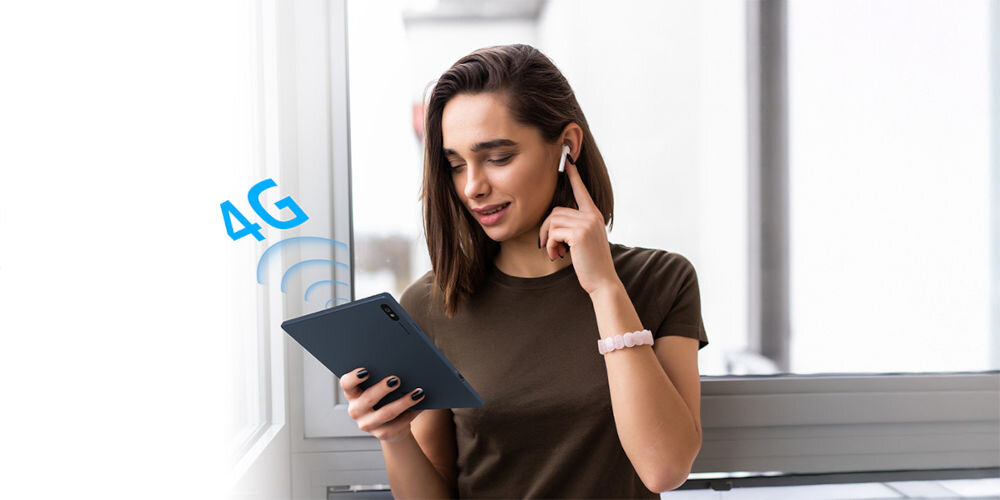 Czytnik e-booków BIGME B7 CL 4G 7 cali, Podświetlany ekran, Wi-Fi Granatowy kobieta trzymająca czytnik w ręce z słuchawką w uchu imitacja działania 4G w tle duże okna moduł 4G dostęp do internetu wsparcie produktywności podróż