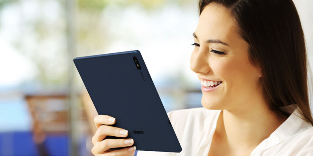 Czytnik e-booków BIGME B7 CL 4G 7 cali, Podświetlany ekran, Wi-Fi Granatowy czytnik trzymany w dłoni przez uśmiechniętą kobietę rozmazane tło wbudowana pamięć możliwa rozbudowa dostęp do danych wydajna praca