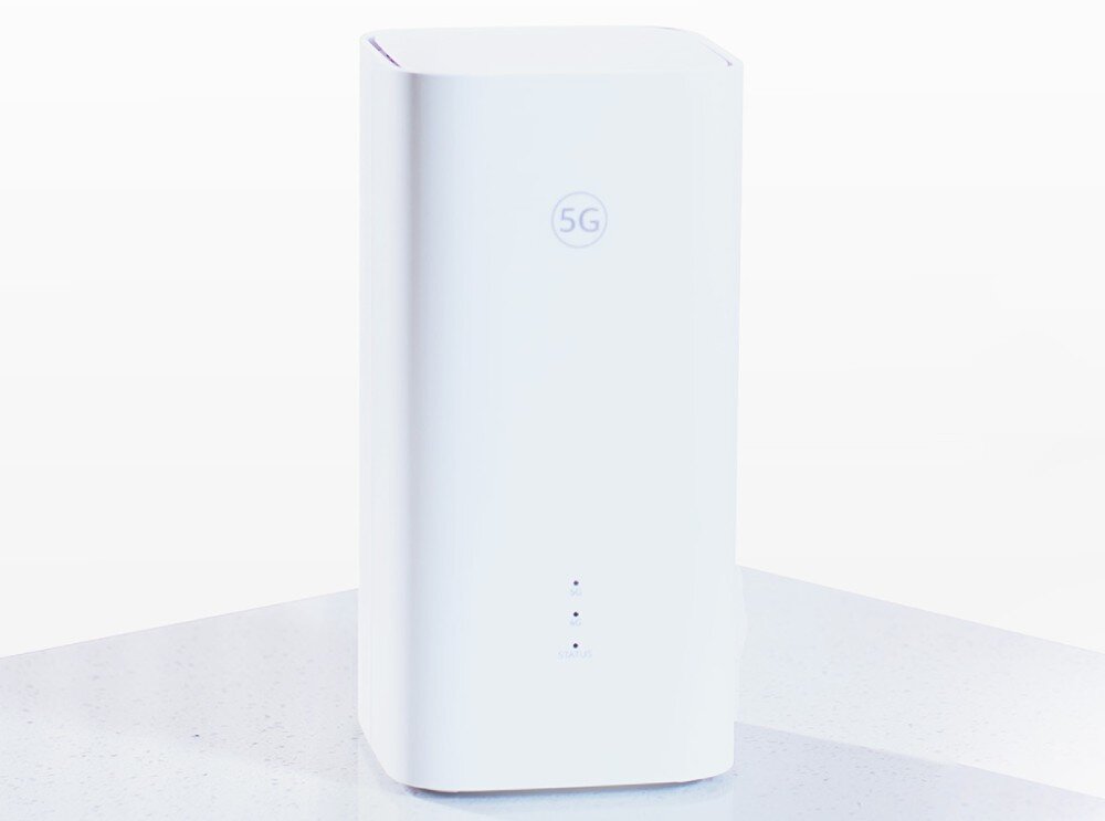 Router HUAWEI Zowee 5G biały, wysoki router o zaokrąglonych krawędziach z logo '5G' oraz trzema diodami sygnalizacyjnymi na froncie