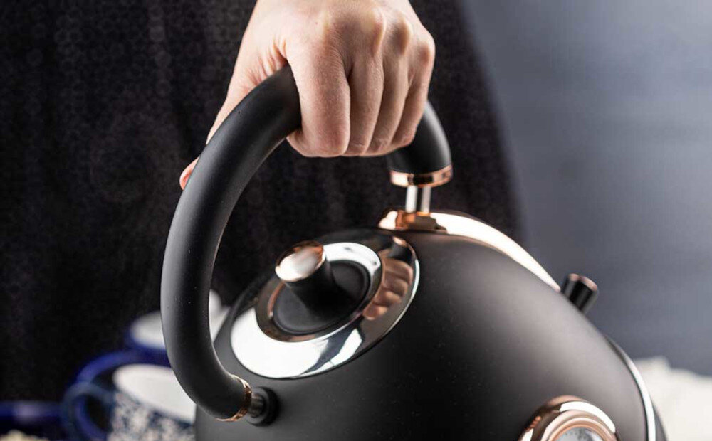 Czajnik KLAUSBERG KB-7905 Czarny Komfortowe użytkowanie Ergonomiczna rączka z materiału PP obudowa z termoizolacją