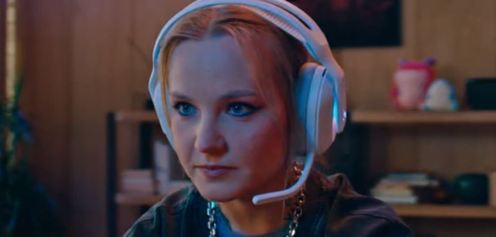 Słuchawki LOGITECH A20 X mikrofon Blue VO!CE czysty dźwięk 48 kHz, osoba z załozonymi słuchawkami gamingowymi