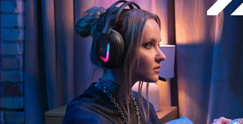 Słuchawki LOGITECH A20 X 24-bitowa łączność LIGHTSPEED Bluetooth USB-C 30m, osoba z założonymi słuchawkami gamingowymi
