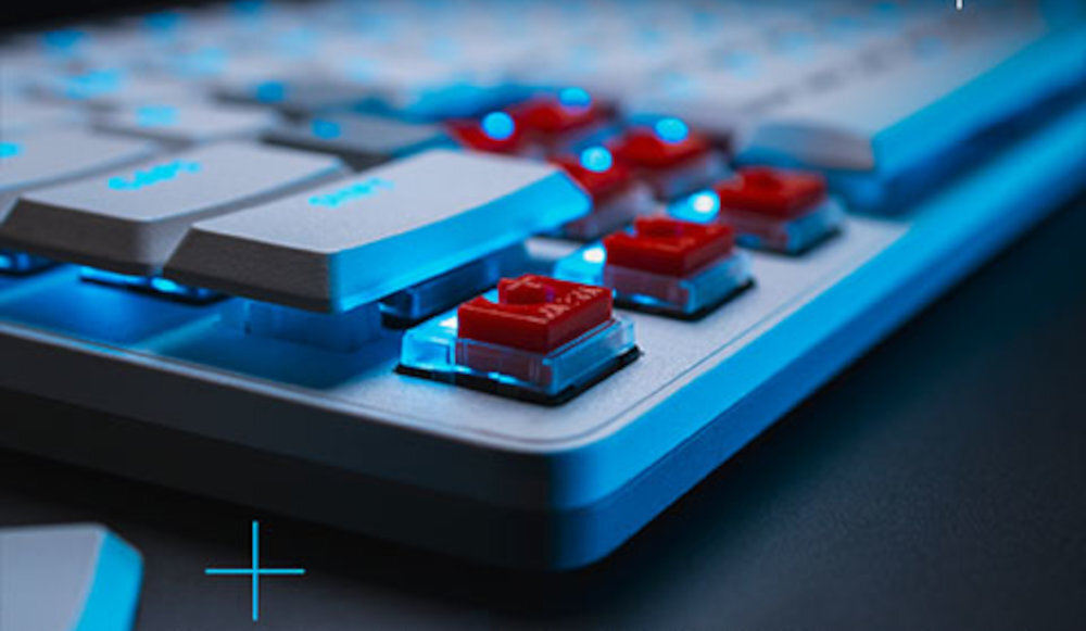 LOGITECH G515 Rapid TKL programowalnej aktywacji niskoprofilowe magnetyczne przełączniki analogowe 0.1, 1 lub 2.5 mm - zbliżenie na przełączniki klawiatury