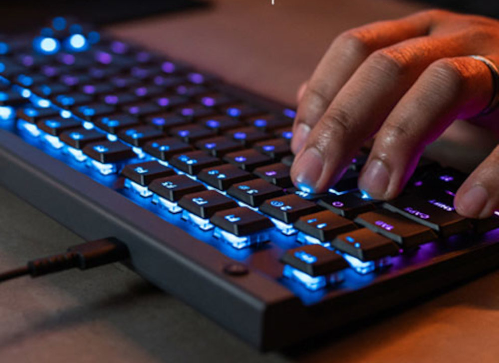 LOGITECH G515 Rapid TKL solidnej stalowej płycie, trwałym nakładkom PBT odpornym na ścieranie i olej magnetycznym przełącznikom analogowym - podświetlona klawiatura