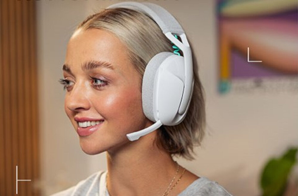 Słuchawki LOGITECH G321 mikrofon 16 kHz odchylenie do wyciszenia, osoba z założonymi słuchawkami gamingowymi