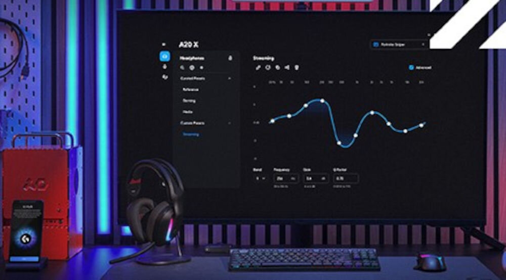 Słuchawki LOGITECH A20 X oprogramowanie LOGITECH G HUB equalizer personalizacja dźwięku, słuchawki gamingowe zawieszone na stojaku obok monitora