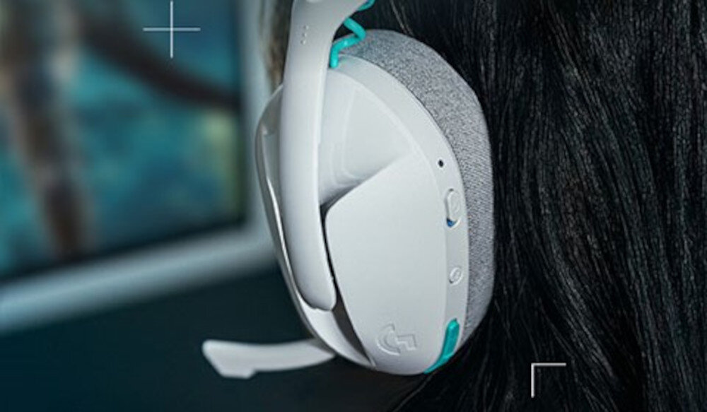Słuchawki LOGITECH G321 bezprzewodowe LIGHTSPEED 20 godzin działania, osoba z założonymi słuchawkami gamingowymi, kadr na nausznik