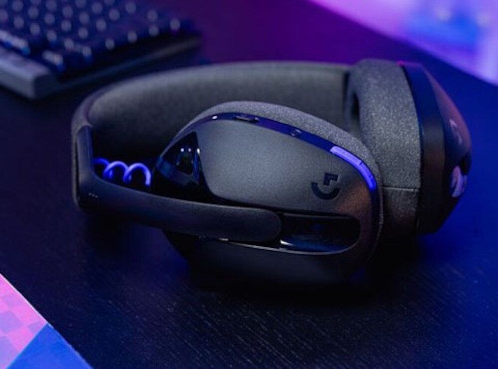 Słuchawki LOGITECH G321 wygodne bezprzewodowe zestaw do gier i muzyki, słuchawki gamingowe leżące na czarnym blacie obok klawiatury