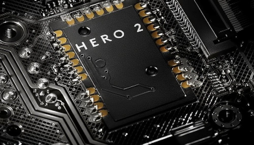 LOGITECH G Pro X Superlight 2C sensor HERO 2 888 IPS 88 G 44 000 DPI wydajność i precyzję -Zbliżenie na czarny elektroniczny chip o nazwie HERO 2 na płytce PCB, z widocznymi złotymi elementami.