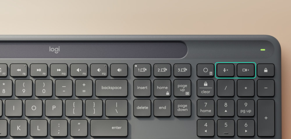 LOGITECH Slim Solar+ technologię Logi LightCharge pasek pochłaniający światło energooszczędnym akumulatorem - zbliżenie na klawisze i pasek pochłaniający światło