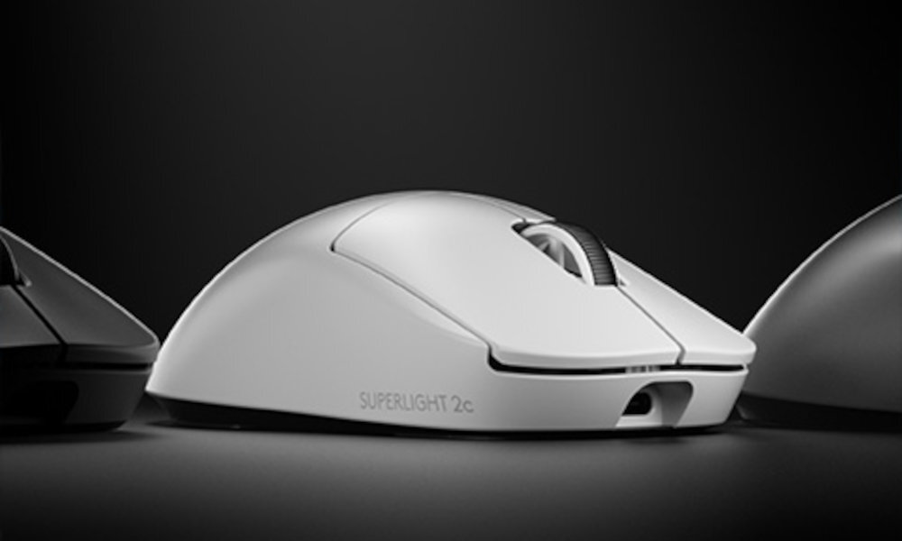 LOGITECH G Pro X Superlight 2C bezprzewodowej technologii LIGHTSPEED częstotliwości odpytywania do 8 kHz profesjonalnych rozgrywkach turniejowych stabilne, responsywne połączenie - Biała mysz komputerowa z wyraźnie zaznaczoną rolką, na ciemnym tle, obok fragment czarnej myszy