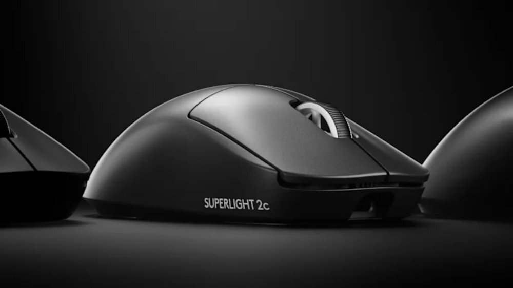 LOGITECH G Pro X Superlight 2C bezprzewodowa mysz gamingowa sensor 44 000 DPI częstotliwość odpytywania do 8 kHz 5 programowalnych przycisków PC i Mac - Zbliżenie na czarną mysz komputerową z bocznym napisem i wyeksponowaną rolką, na ciemnym tle.