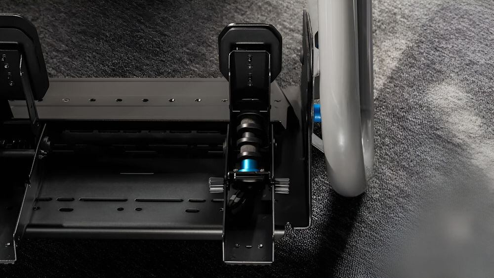 Zestaw pedałów gaz + hamulec LOGITECH RS 941-000310 zbliżenie na hamulec i czujnik na ciemnym dywanie hamulec z czujnikiem tensometrycznym spójność kontrola nad balansem pojazdu