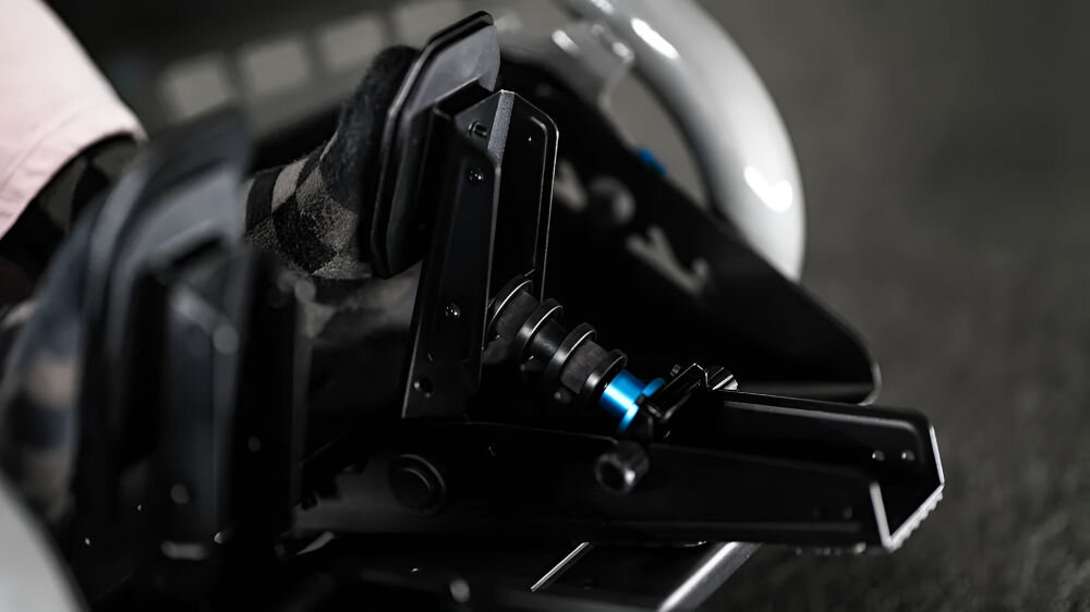 Zestaw pedałów gaz + hamulec LOGITECH RS 941-000310 zbliżenie na mechanizm w pedałach w tle rozmazany ciemny dywan stalowa rama wysoka jakość komponentów realistyczne odczucia