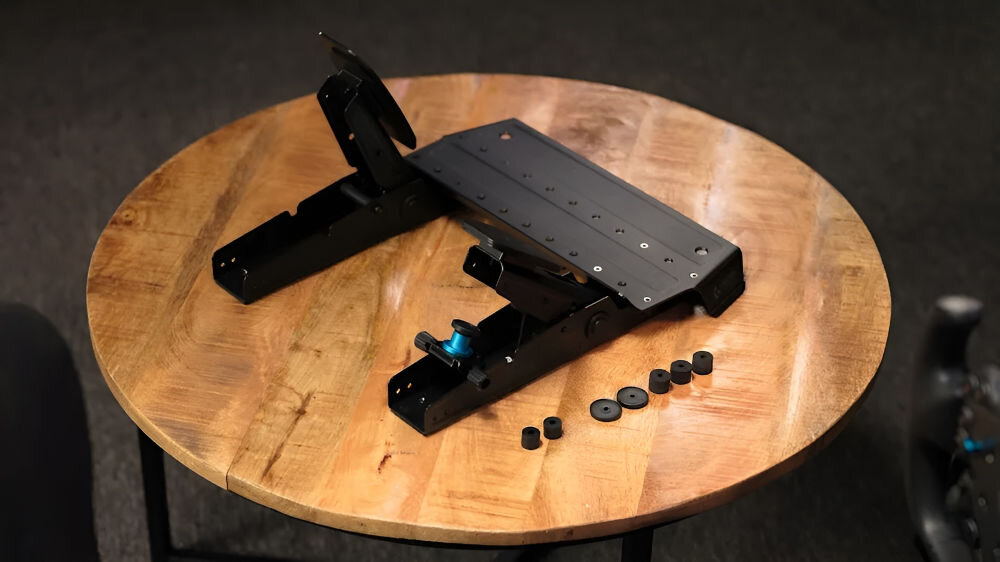 Zestaw pedałów gaz + hamulec LOGITECH RS 941-000310 pedały z elementami dystansowymi na drewnianym stole różne kombinacje amortyzatorów dopasowanie elementy dystansowe