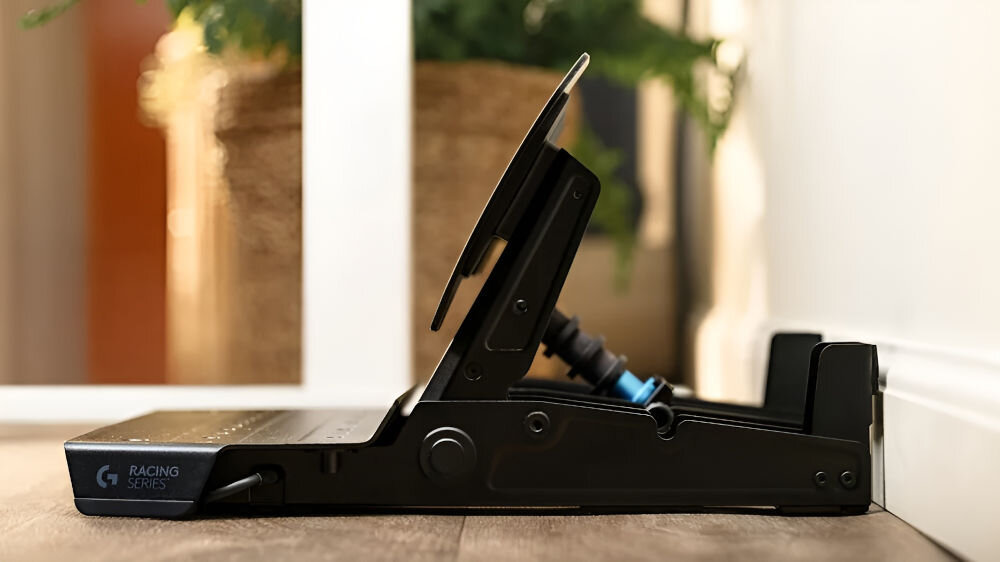 Zestaw pedałów gaz + hamulec LOGITECH RS 941-000310 pokazanie konstrukcji przy jasnej ścianie od boku ogranicznik ścienny miękkie gumowe nakładki nie ślizga się po podłodze