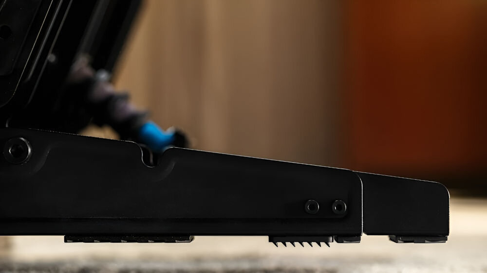 Zestaw pedałów gaz + hamulec LOGITECH RS 941-000310 zbliżenie na chwytaki stelaża na swoim miejscu gumowe stopki wysuwane chwytaki