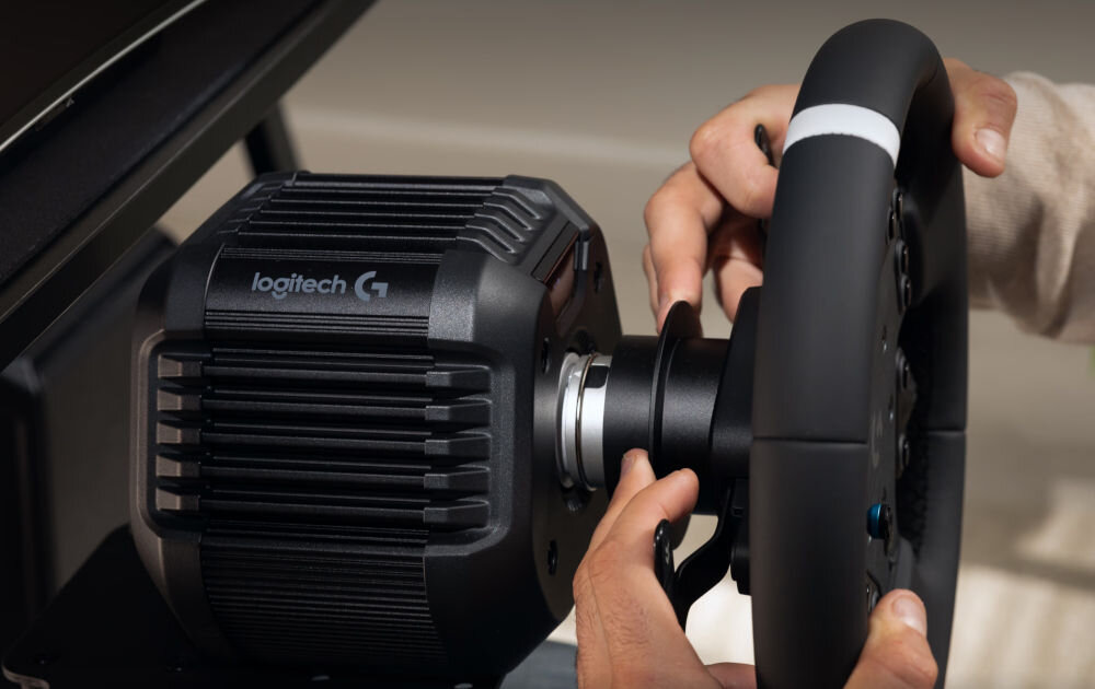 Kierownica LOGITECH RS50 (PC/XBOX) prezentacja kierownicy podczas użytkowania od boku ręce na kierownicy