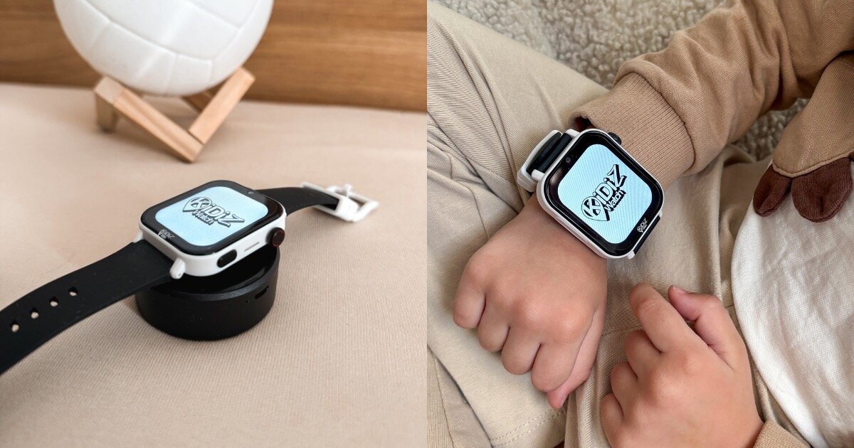 Smartwatch KiDiZ Watch Chat 2.1 widok na ładowarce i na nadgarstku dziecka.