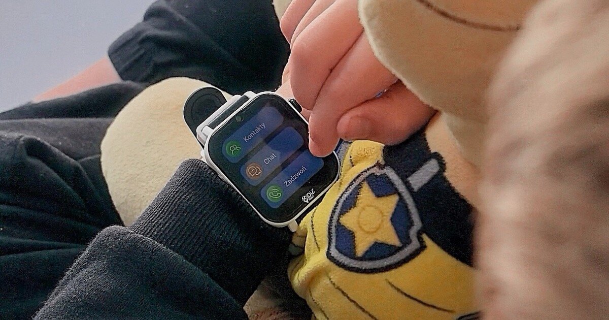 Smartwatch KIDIZ Chat 2.1 Dziecko używa smartwatcha KiDiZ Watch Chat 2.1, na ekranie pokazane funkcje: kontakty, chat, zadzwoń.