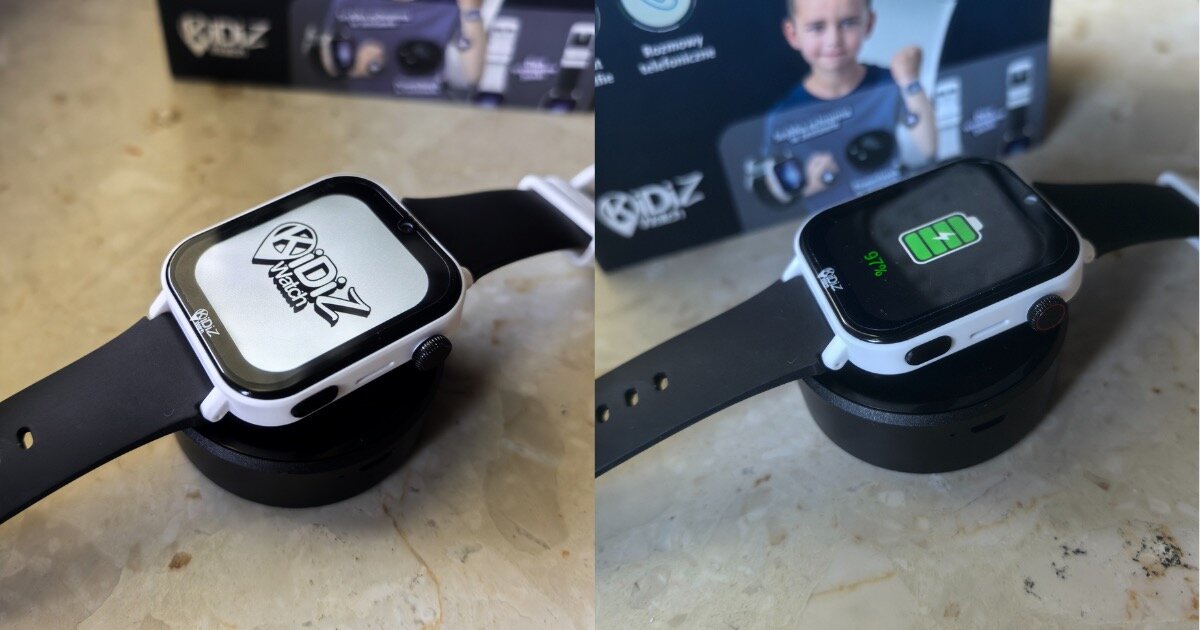 Smartwatch KiDiZ Watch Chat 2.1 podłączony do ładowania przez powerbank. Na ekranie widoczne logo KiDiZ Watch, obok na ekranie pokazany stan baterii.