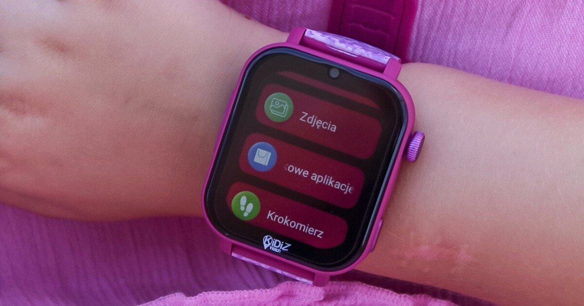 Smartwatch KIDIZ Chat 2.1 Dziecko używa smartwatcha KiDiZ Watch Chat 2.1, na ekranie pokazane funkcje: kontakty, chat, zadzwoń.
