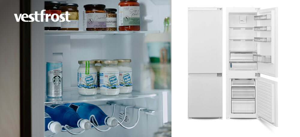 LODÓWKA VESTFROST VR-BB27632E0SL Po lewej stronie widać zbliżenie na wnętrze chłodziarki Vestfrost z półkami wypełnionymi przetworami, jogurtami i butelkami ułożonymi na metalowej półce na wino, a po prawej pokazano całą lodówko‑zamrażarkę w zabudowie w wersji zamkniętej oraz z otwartymi drzwiami, eksponującymi układ półek i szuflad do zabudowy lodówka minimalistyczny design cicha praca energooszczędność