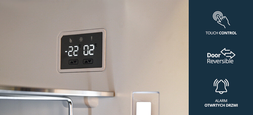 LODÓWKA VESTFROST VR-BB27632E0SL Zbliżenie na panel sterowania z wyświetlaczem temperatury oraz ikonami Touch Control, odwracalnych drzwi i alarmu otwartych drzwi na granatowym tle Touch Control sterowanie elektroniczne regulacja temperatury zmiana kierunku drzwi alarm otwartych drzwi wygoda użytkowania