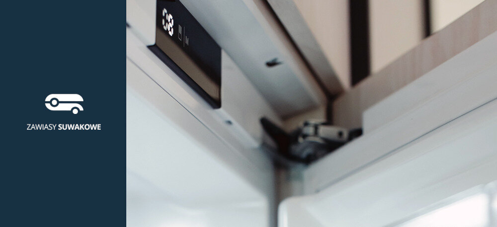 LODÓWKA VESTFROST VR-BB27632E0SL Detal górnej części zabudowy z panelem sterowania oraz mechanizmem zawiasów suwakowych, ilustrujący sposób mocowania frontu meblowego do drzwi lodówki zawiasy suwakowe lodówka do zabudowy integracja z meblami płynne otwieranie kuchnia