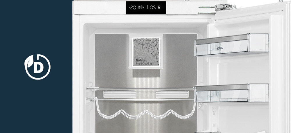 Lodówka VESTFROST VR-BB27633H0DD Na zdjęciu pokazano otwartą górną część chłodziarki z produktami na półkach i butelkami w uchwycie, a obok całą lodówkę w zabudowie. W lewym górnym rogu widoczne jest logo Vestfrost na ciemnym tle Niskie zużycie energii 175 kWh rocznie oznacza mniejsze rachunki i większą wygodę