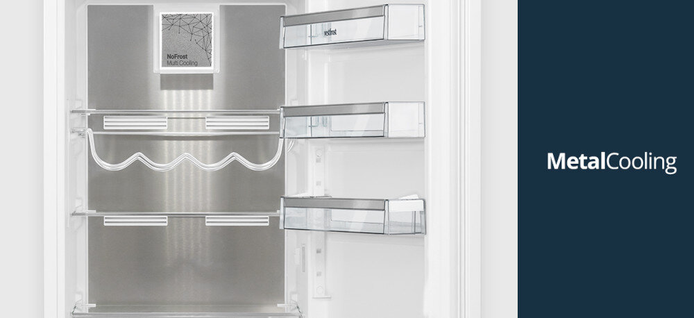 Lodówka VESTFROST VR-BB27633H0DD Zdjęcie pokazuje otwartą chłodziarkę z metalową tylną ścianką Metal Cooling i szklanymi półkami. Na drzwiach znajdują się pojemne balkoniki na produkty spożywcze Metalowy panel stabilizuje temperaturę po otwarciu drzwi i wspiera oszczędność energii