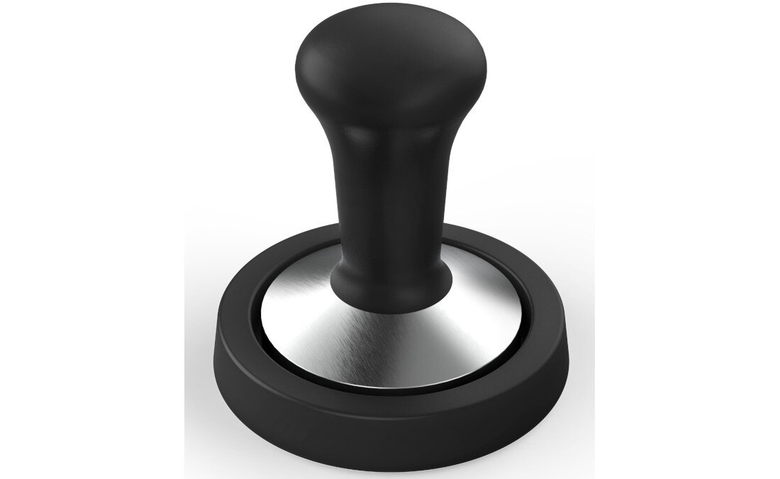 Na obrazie widoczny jest tamper do kawy z czarną rączką i metalową podstawą. Produkt ma prosty, elegancki design.