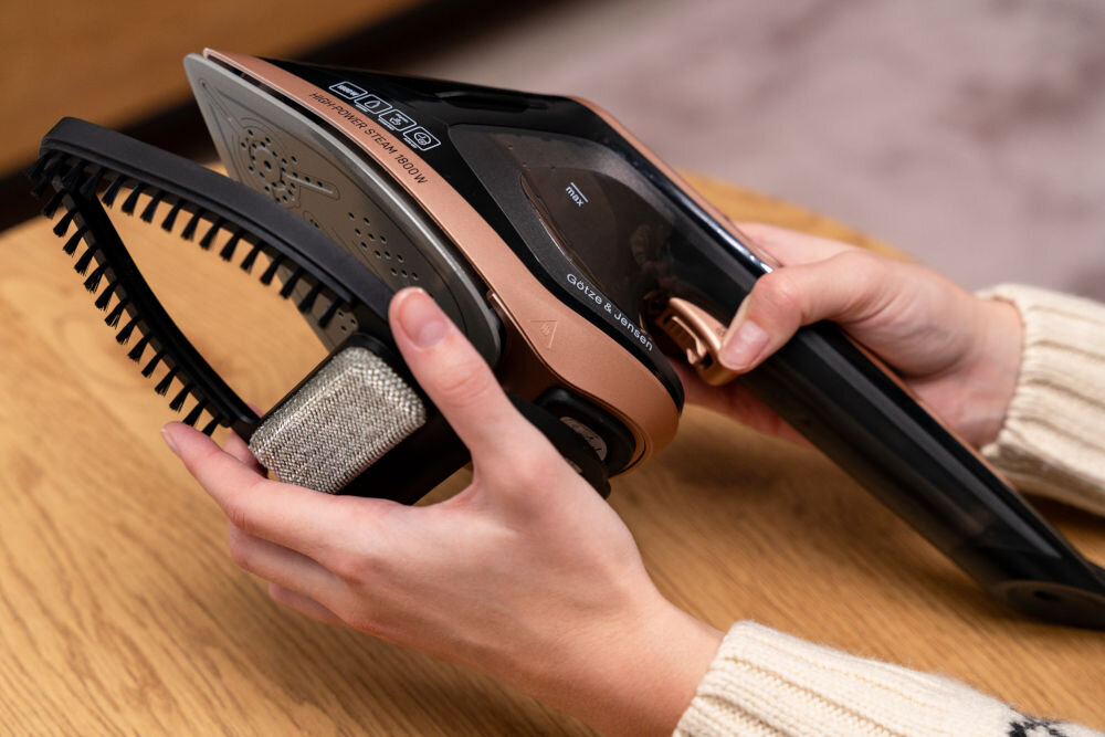 Parownica do ubrań (Steamer) GÖTZE & JENSEN SI750 zakładanie na stopę nakładki ze szczotką