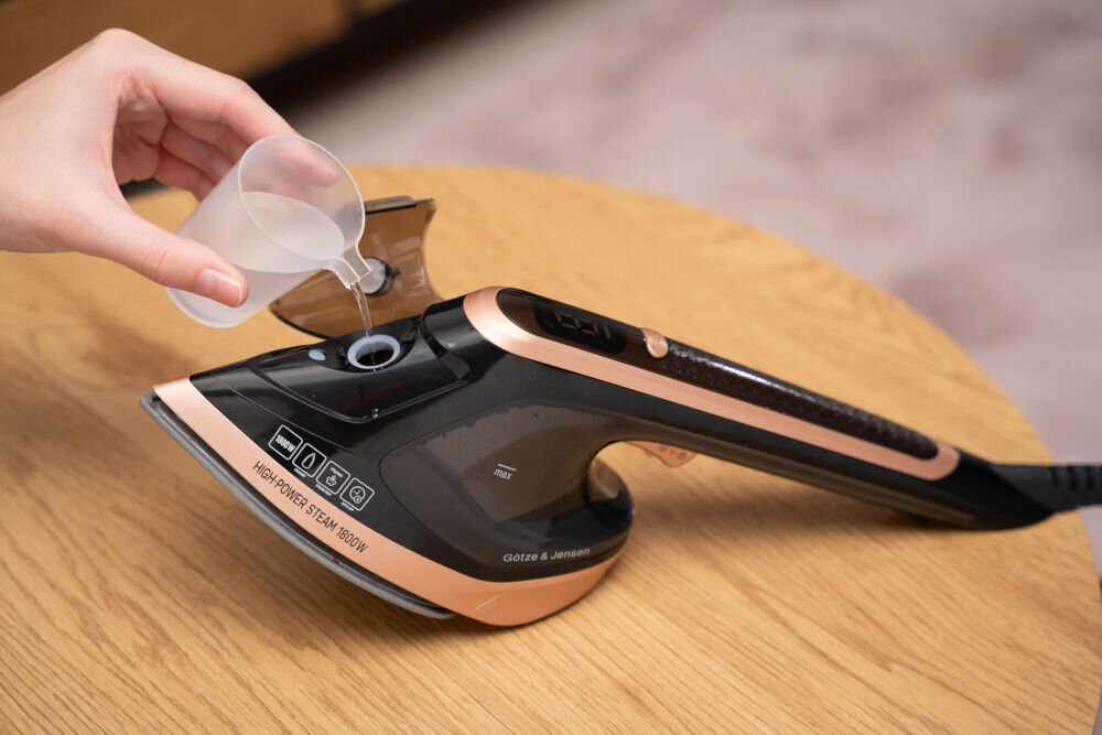 Parownica do ubrań (Steamer) GÖTZE & JENSEN SI750 otwór do nalewania wody z miarki uzupełnianie zbiornika