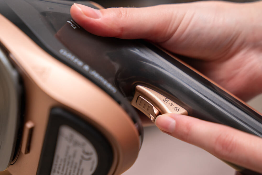 Parownica do ubrań (Steamer) GÖTZE & JENSEN SI750 przycisk ustawienia trybu aktywny wyświetlacz z wybranym trybem