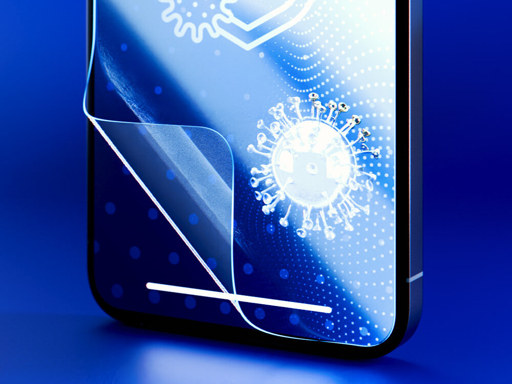Obraz przedstawia telefon z nałożoną folią ochronną, na której widoczne są grafiki przypominające wirusy. Folia jest częściowo odklejona, ukazując jej przezroczystą strukturę.