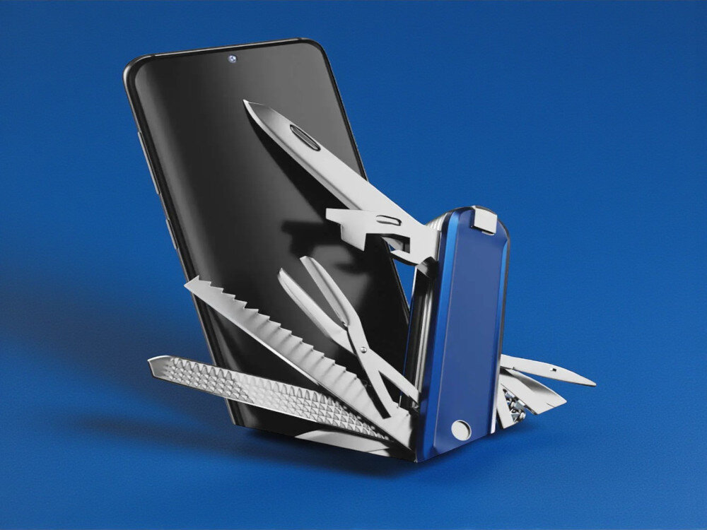 Na niebieskim tle znajduje się czarny smartfon oparty o wielofunkcyjny scyzoryk z rozłożonymi narzędziami. Scyzoryk ma niebieską obudowę i metalowe narzędzia, takie jak nożyczki, pilnik i nóż.
