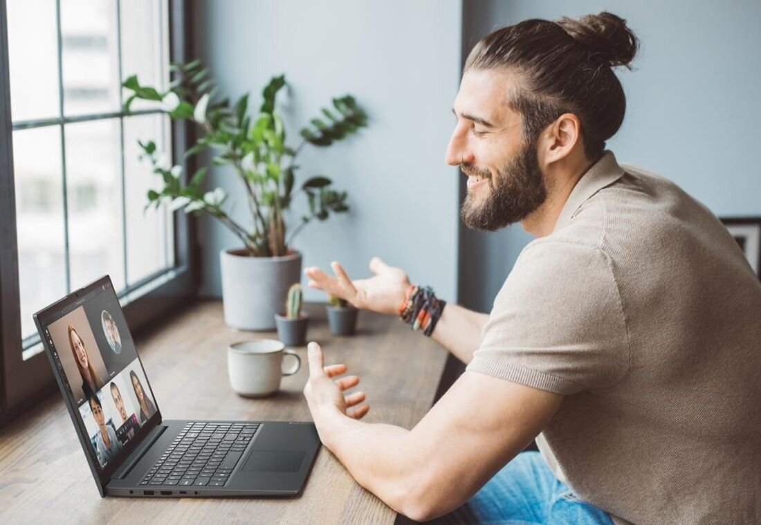 Otwarty laptop LENOVO V15 G4 z widocznym ekranem i klawiaturą – Seria LENOVO V dla biznesu