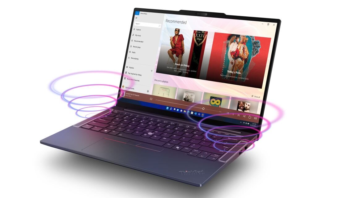 Laptop Lenovo ThinkPad z technologią Dolby Audio odtwarza muzykę na ekranie z wizualizacją dźwięku na jasnym tle - Design i kolorystyka — Thunder Black   