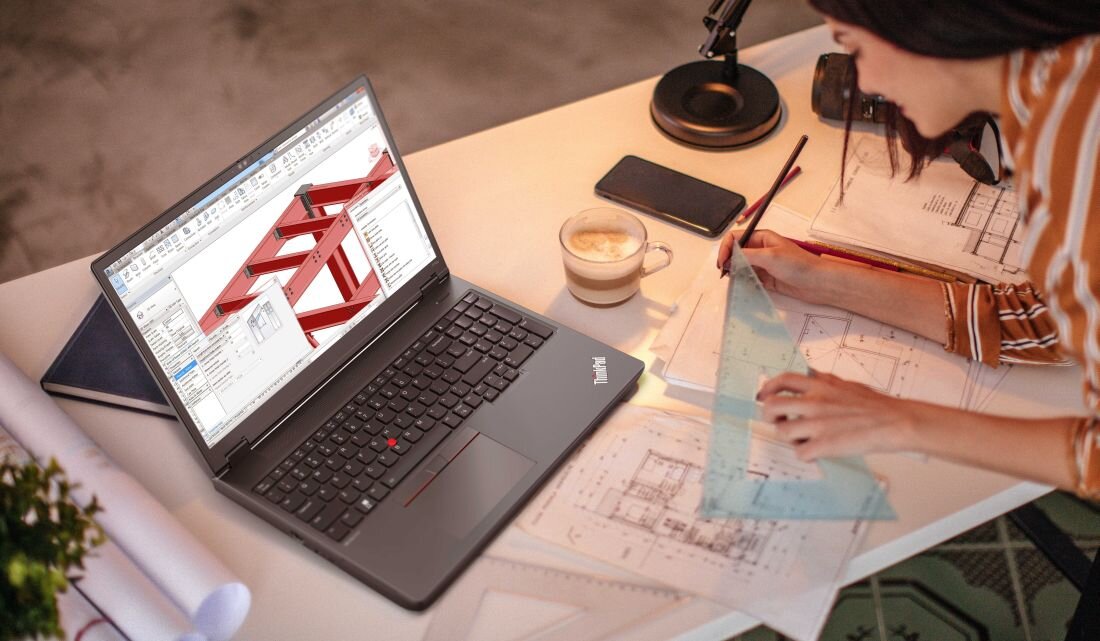 Laptop LENOVO ThinkPad P16v ustawiony na biurku w biurze – mobilna stacja robocza do biznesu