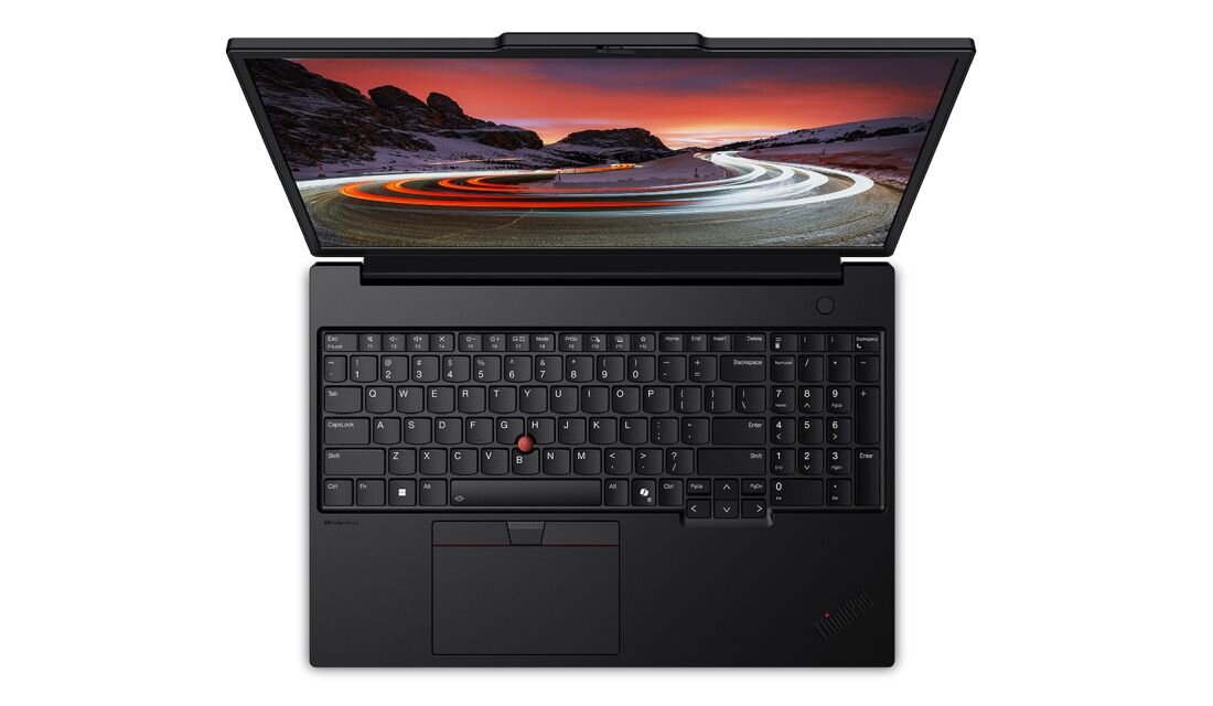 Laptop Lenovo ThinkPad z pełnowymiarową klawiaturą i touchpadem sfotografowany od góry z widokiem na obudowę - Klawiatura z białym podświetleniem 