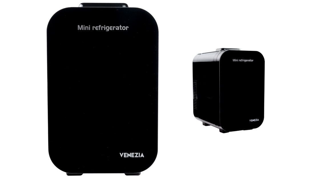 Na obrazie widoczna jest czarna mini lodówka z napisem \'Mini refrigerator\' oraz logo \'VENEZIA\'.