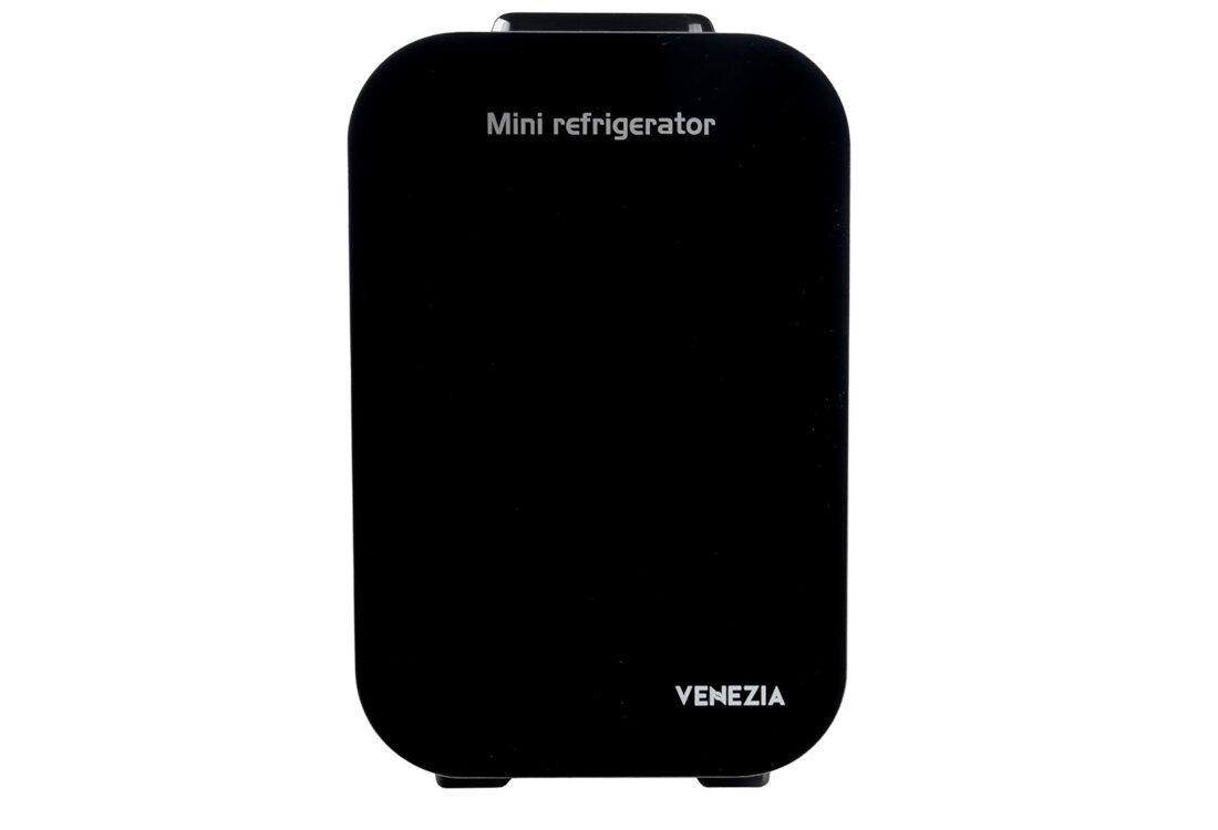 Czarna chłodziarka z napisem \'Mini refrigerator\' na górze i \'VENEZIA\' na dole. Urządzenie ma zaokrąglone krawędzie i prosty, minimalistyczny design.