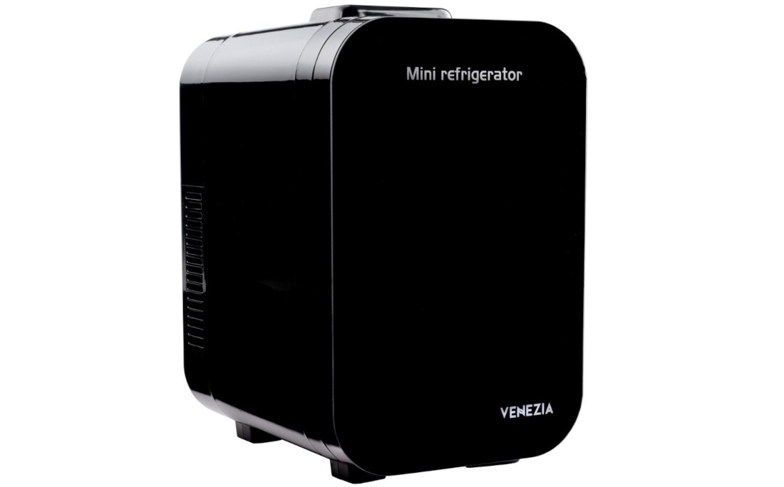 Czarna mini lodówka z napisem \'Mini refrigerator\' na górze i \'VENEZIA\' na dole.