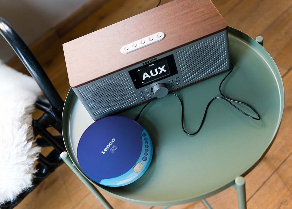 Discman LENCO CD-011BU przenośny odtwarzacz CD CD-R CD-RW LCD 3,5 mm USB AA kompaktowy lekki, urządzenie leżące na stoliku wraz z radiem