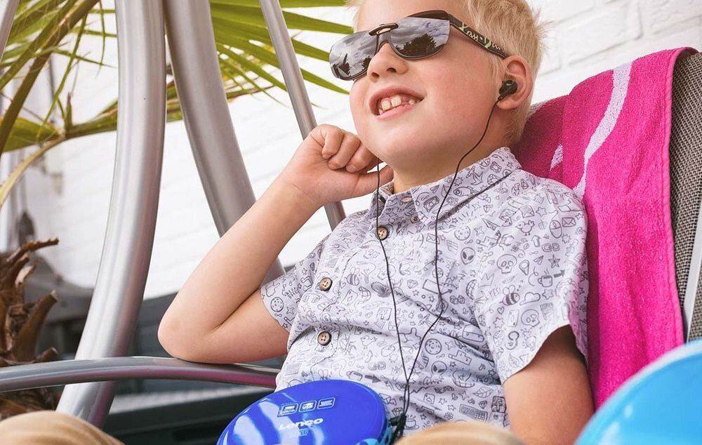 Discman LENCO CD-011BU 3,5 mm słuchawki douszne zestaw komfort słuchania odtwarzacz CD, dziecko z załozonymi słuchawkami podpiętymi pod urządzenie