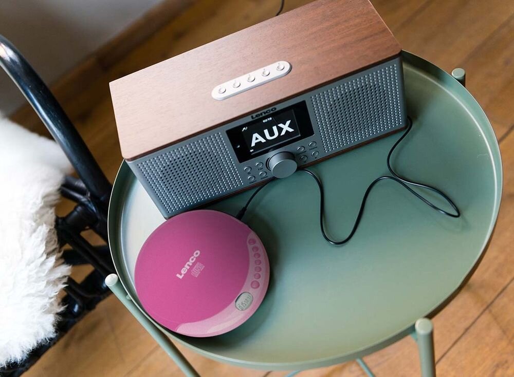 Discman LENCO CD-011PK przenośny odtwarzacz CD CD-R CD-RW LCD 3,5 mm USB AA kompaktowy lekki, urządzenie leżące na stoliku wraz z radiem