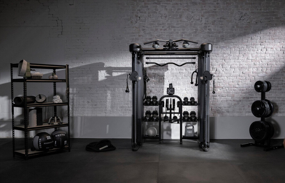 Brama do ćwiczeń INSPIRE FITNESS FT2 PRO + Ławka FID7.1 pomieszczenie siłownia brama na tle ceglanej ściany centrum treningowe wszechstronne zastosowanie kompletny zestaw