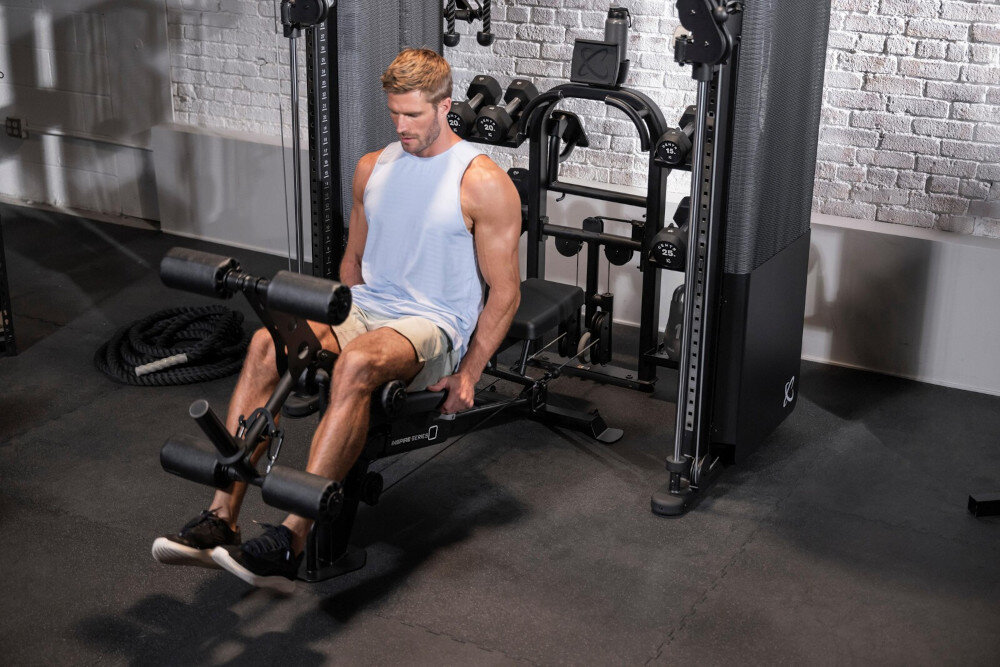 Brama do ćwiczeń INSPIRE FITNESS FT2 PRO + Ławka FID7.1 pomieszczenie siłownia brama na tle ceglanej ściany osoba ćwiczy na ławce brama do ćwiczeń INSPIRE FITNESS FT2 PRO ławka INSPIRE FITNESS FID7.1 kompletne stanowisko do ćwiczeń można trenować całe ciało w jednym miejscu trening siłowy funkcjonalny